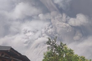 Через виверження вулкана Семеру загинула людина, є постраждалі