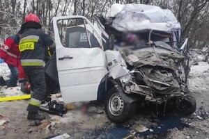 Під Черніговом маршрутка зіткнулась із вантажівкою, щонайменше одинадцять людей загинули