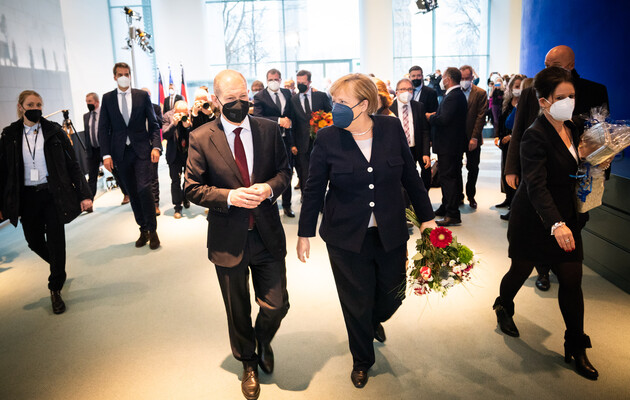 Меркель офіційно передала справи новому канцлеру Німеччини Шольцу