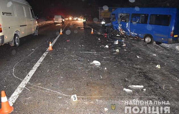 На Тернопільщині зіткнулись мікроавтобус та автомобіль, є загиблі та поранені