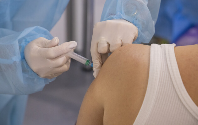 ВОЗ рекомендует некоторым категориям населения получить бустерную дозу вакцины от COVID-19