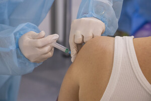ВООЗ рекомендує деяких категоріям населення отримати бустерну дозу вакцини від COVID-19