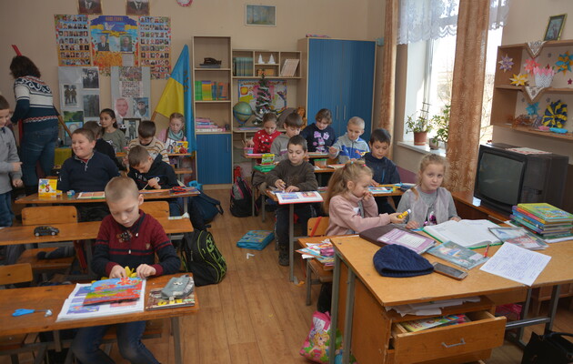 «Не повертайся в це пекло, дитино»: де й чому в Україні справжні проблеми з освітою 
