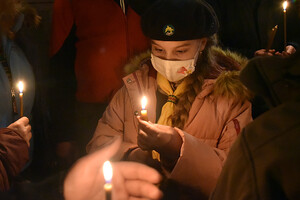 В Украину прибыл Вифлеемский Огонь Мира: фоторепортаж