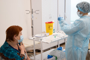 В Україні сьогодні дозволять вводити додаткову дозу вакцини