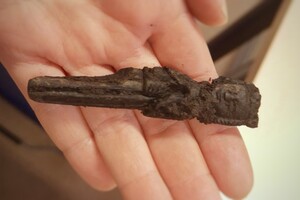 Археологи нашли в Норвегии 800-летнюю коронованную фигурку с соколом