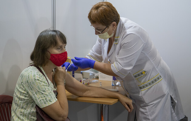 У МОЗ повідомили, скільки українців прострочило введення другої дози COVID-вакцини