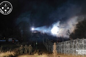 Мігранти намагалися силою прорвати польський кордон: двоє військових постраждали – відео