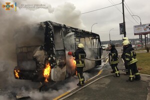 У Київській області загорілася маршрутка: в ній було 20 людей – відео