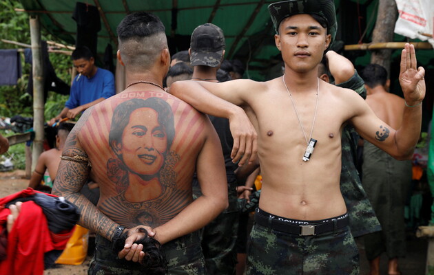 В джунглях Мьянмы мирные жители готовятся к битве с военными захватившими власть – Reuters