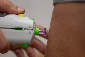 Вакцину, которую можно вводить без иглы, уже тестируют в Британии — видео
