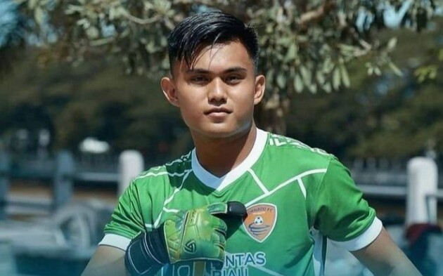 В чемпионате Индонезии вратарь умер после столкновения с соперником