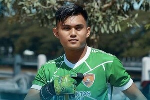 В чемпионате Индонезии вратарь умер после столкновения с соперником