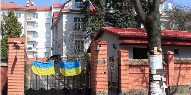 В забор консульства России во Львове бросили 
