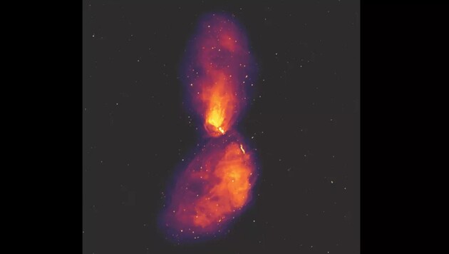 Астрономи зафіксували рекордне виверження речовини з чорної діри