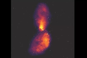 Астрономы зафиксировали рекордное извержение вещества из черной дыры