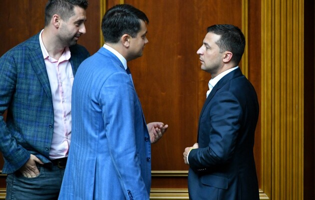Во втором туре Зеленский наберет поровну голосов с Порошенко или проиграет Разумкову — соцопрос
