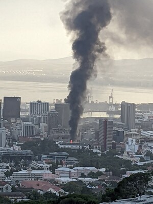 В Кейптауне загорелось здание парламента Южной Африки