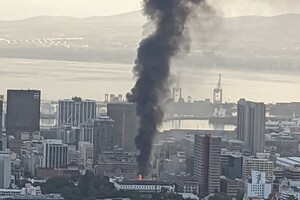 В Кейптауне загорелось здание парламента Южной Африки