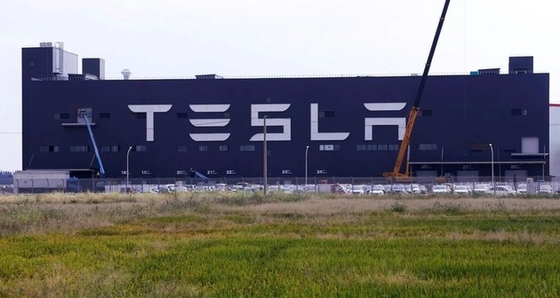 Торік Tesla продала майже мільйон електрокарів