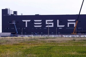 В прошлом году Tesla продала почти миллион электрокаров