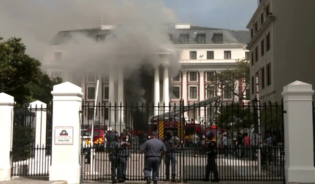 В ПАР пожежа знищила будівлю парламенту, поліція затримала підозрюваного