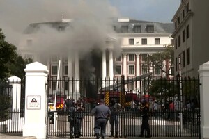 В ПАР пожежа знищила будівлю парламенту, поліція затримала підозрюваного