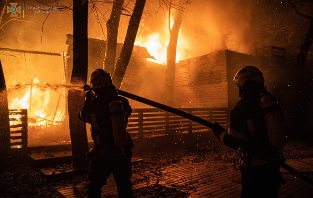 В Киеве горели яхт-клуб и ЮБК на Трухановом острове. Огонь повсюду ликвидирован