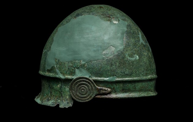 Археологи обнаружили надпись внутри древнего шлема