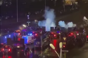 Протести в Казахстані ─ на вулицях почалися зіткнення з поліцією, розпорошують сльозогінний газ, чутно вибухи ─ відео