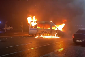 Газові протести в Казахстані — мітингувальники розбивають і палять поліцейські авто — відео