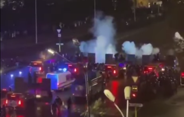 В Алматы вновь вспыхнули беспорядки, площадь Республики перекрыли БТРами