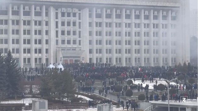 Протесты в Казахстане: в центре Алматы столкновения митингующих с полицией