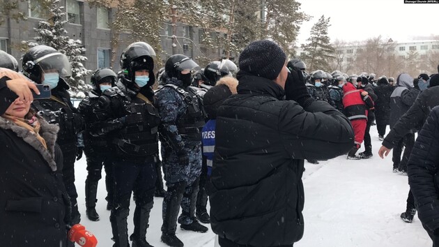 Протесты в Казахстане: в Актобе жители штурмовали районную госадминистрацию