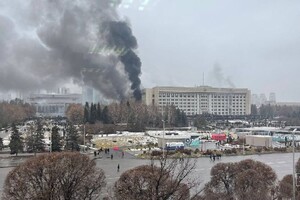 Протесты в Казахстане: В мэрии Алматы начался пожар, активисты штурмуют офисы партий, больницы, участки полиции