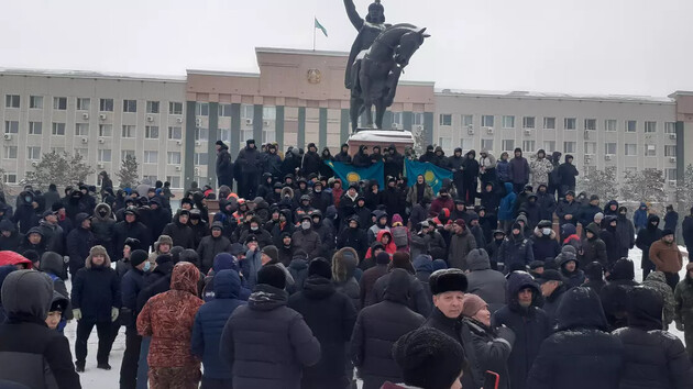 У Казахстані поліція, СОБР, ОМОН почали переходити на бік протестувальників – відео
