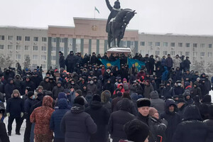 У Казахстані поліція, СОБР, ОМОН почали переходити на бік протестувальників – відео