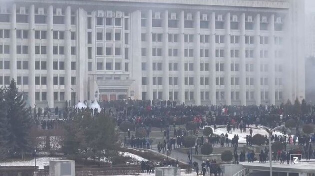 Протести у Казахстані не вщухають: протестувальники штурмують будівлю акімату Алмати