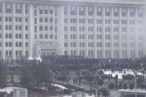 Протести у Казахстані не вщухають: протестувальники штурмують будівлю акімату Алмати
