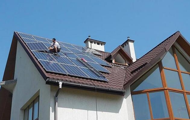 В Україні вчергове знизили тарифи на електроенергію, що виробляють домашні сонячні та вітрові станції