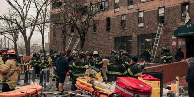 В Нью-Йорке случился самый страшный пожар за последние 30 лет с десятками жертв — видео