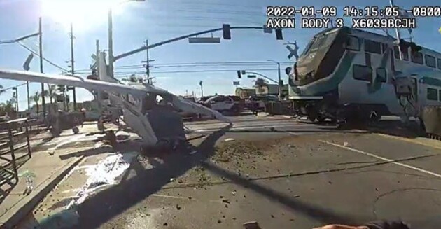 В Калифорнии самолет попал под поезд (видео)