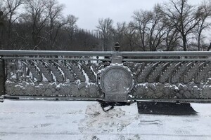 На мосту Патона в Киеве символику СССР заменили на Архангела Михаила 