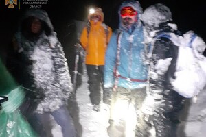 Під час катання на лижах в горах заблукали троє туристів