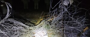 Міграційна криза: білоруські спецслужби різали  колючий дріт на польському кордоні  – відео