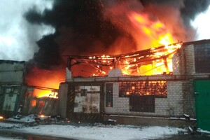 В Киевской области горит склад с использованными автомобильными шинами
