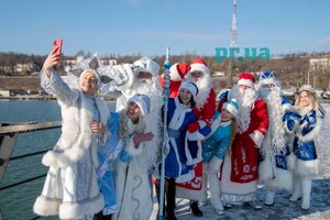 Греби, Снегурочка, греби: в Мариуполе начался юбилейный парад Дедов Морозов (фото, видео)