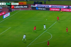 У Мексиці футболіст забив фантастичний гол ударом через себе