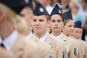 Зеленский поддержал сокращение списка профессий, представительницы которых должны стать на военный учет
