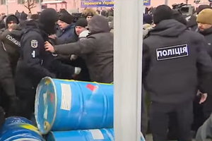 Дело Порошенко: под Печерским судом подрались активисты и полиция